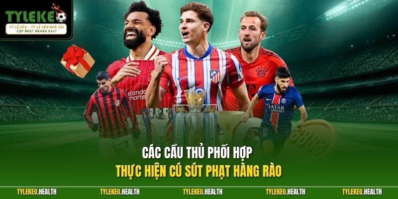 Các cầu thủ phối hợp thực hiện cú sút phạt hàng rào 